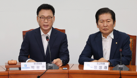 박광온(왼쪽) 더불어민주당 원내대표가 2일 국회 당 사무실에서 최고위 회의를 하고 있다. 오른쪽은 정청래 최고위원. [연합뉴스]